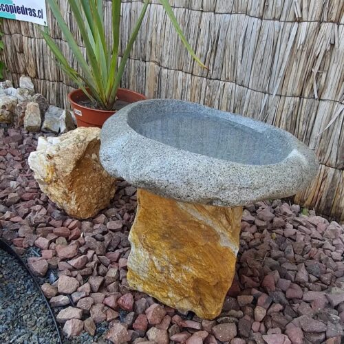 Bebedero de pájaros con pedestal